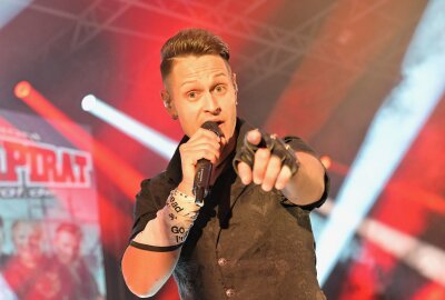 Mischung aus Tanz, Musik, Show und Akrobotik: So lief das Filzteichfest in Schneeberg - Zu den Live-Bands, die aufgetreten sind, gehörten auch Rockpirat. Foto: Ralf Wendland