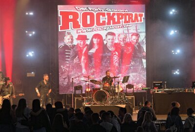 Mischung aus Tanz, Musik, Show und Akrobotik: So lief das Filzteichfest in Schneeberg - Zu den Live-Bands, die aufgetreten sind, gehörten auch Rockpirat. Foto: Ralf Wendland