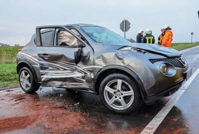 Missachtete Vorfahrt sorgt für Verkehrsunfall bei Meerane - Zwei Personen wurden verletzt. Foto: Andreas Kretschel