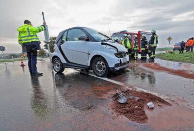 Missachtete Vorfahrt sorgt für Verkehrsunfall bei Meerane - Die Straße war für über eine Stunde gesperrt. Foto: Andreas Kretschel