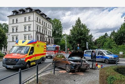 Missglückter Abbiegevorgang: Verletzter nach Crash auf sächsischer Bundesstraße - Der Hyundai krachte nach einem Zusammenprall in ein Geländer auf den angrenzenden Fußweg. Foto: xcitepress