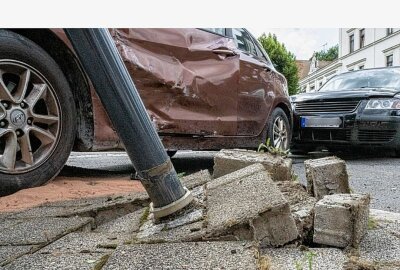 Missglückter Abbiegevorgang: Verletzter nach Crash auf sächsischer Bundesstraße - Der Hyundai krachte nach einem Zusammenprall in ein Geländer auf den angrenzenden Fußweg. Foto: xcitepress