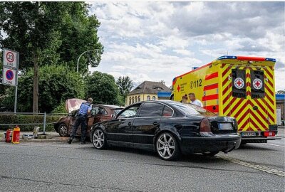 Missglückter Abbiegevorgang: Verletzter nach Crash auf sächsischer Bundesstraße - Der Hyundai krachte nach einem Zusammenprall in ein Geländer auf den angrenzenden Fußweg. Foto: xcitepress