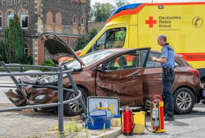 Missglückter Abbiegevorgang: Verletzter nach Crash auf sächsischer Bundesstraße - Der Hyundai krachte nach einem Zusammenprall in ein Geländer auf den angrenzenden Fußweg. Foto: xcitepress