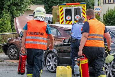 Missglückter Abbiegevorgang: Verletzter nach Crash auf sächsischer Bundesstraße - Für die Einsatzmaßnahmen musste die Bundesstraße 96 halbseitig gesperrt werden. Foto: xcitepress