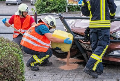 Missglückter Abbiegevorgang: Verletzter nach Crash auf sächsischer Bundesstraße - Für die Einsatzmaßnahmen musste die Bundesstrasse 96 halbseitig gesperrt werden. Foto: xcitepress