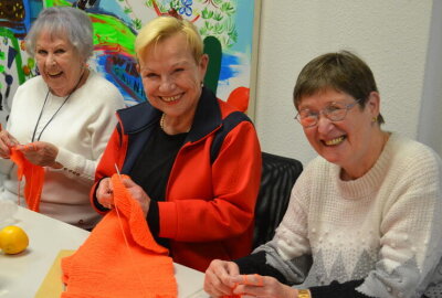 Mission Schal: Fleißige Strickrunde bereitet BLICK.de-Capy auf Chemnitzer Weihnachtsmarkt vor - Die Stricken des Schals macht auch viel Freude.  Foto: Jürgen Sorge