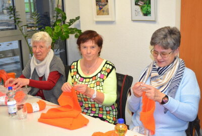 Mission Schal: Fleißige Strickrunde bereitet BLICK.de-Capy auf Chemnitzer Weihnachtsmarkt vor - Gestrickt werden zirka 40 Zentimeter lange Teilstücke, die dann zu einem mehr als drei Meter langen Schal zusammengefügt werden. Foto: Jürgen Sorge