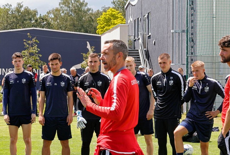 Mit allen Neuzugängen, aber ohne drei Leistungsträger: So lief der CFC-Trainingsauftakt - Cheftrainer Christian Tiffert bei einer Ansprache. Foto: Harry Härtel