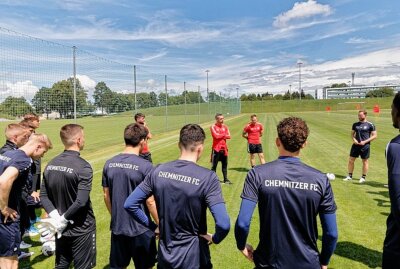 Mit allen Neuzugängen, aber ohne drei Leistungsträger: So lief der CFC-Trainingsauftakt - Cheftrainer Christian Tiffert begrüßte seine Spieler Am Montagnachmittag zum ersten Training nach der Sommerpause. Foto: Harry Härtel