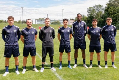 Mit allen Neuzugängen, aber ohne drei Leistungsträger: So lief der CFC-Trainingsauftakt - Die Neuzugänge: Luis Fischer, Artur Mergel, Daniel Adamczyk, Anton Rücker Ephraim Eshele, Tom Baumgart und Ole Schiebold (v.l.) waren dabei. Foto: Harry Härtel