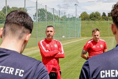 Mit allen Neuzugängen, aber ohne drei Leistungsträger: So lief der CFC-Trainingsauftakt - Cheftrainer Christian Tiffert und Torwarttrainer Patrik Brencic im Rahmen der Einheit. Foto: Harry Härtel