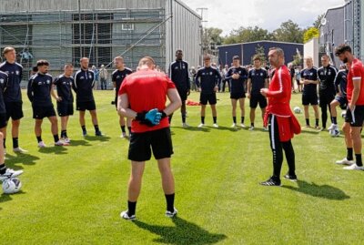 Mit allen Neuzugängen, aber ohne drei Leistungsträger: So lief der CFC-Trainingsauftakt - Cheftrainer Christian Tiffert begrüßt die Spieler zum ersten Training nach der Sommerpause. Foto: Harry Härtel