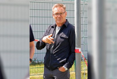 Mit allen Neuzugängen, aber ohne drei Leistungsträger: So lief der CFC-Trainingsauftakt - Uwe Hildebrand, Geschäftsführer des CFC, beobachte den Trainingsauftakt. Foto: Harry Härtel