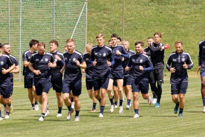 Mit allen Neuzugängen, aber ohne drei Leistungsträger: So lief der CFC-Trainingsauftakt - Die CFC-Mannschaft beim Aufgalopp. Foto: Harry Härtel