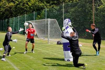 Mit allen Neuzugängen, aber ohne drei Leistungsträger: So lief der CFC-Trainingsauftakt - Torwartraining unter Anleitung von Patrik Brencic . Foto: Harry Härtel