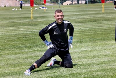 Mit allen Neuzugängen, aber ohne drei Leistungsträger: So lief der CFC-Trainingsauftakt - Torwart Daniel Adamczyk wird die neue Nummer 1 der Himmelblauen. Foto: Harry Härtel