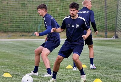 Mit allen Neuzugängen, aber ohne drei Leistungsträger: So lief der CFC-Trainingsauftakt - Rückkehrer Tom Baumgart am Ball. Foto: Harry Härtel