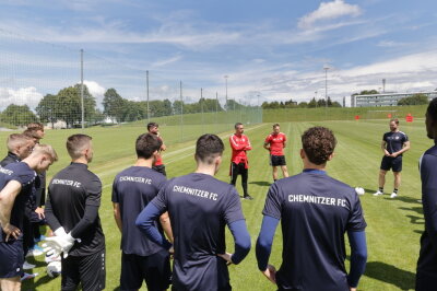 Cheftrainer Christian Tiffert begrüßte seine Spieler Am Montagnachmittag zum ersten Training nach der Sommerpause. Foto: Harry Härtel