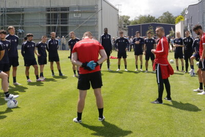 Cheftrainer Christian Tiffert begrüßt die Spieler zum ersten Training nach der Sommerpause. Foto: Harry Härtel