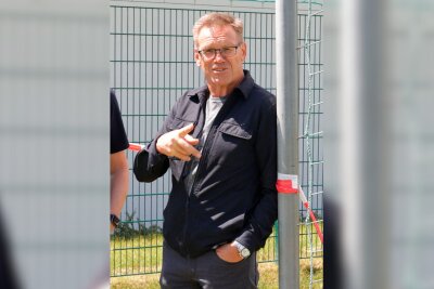 Uwe Hildebrand, Geschäftsführer des CFC, beobachte den Trainingsauftakt. Foto: Harry Härtel