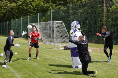 Torwartraining unter Anleitung von Patrik Brencic . Foto: Harry Härtel