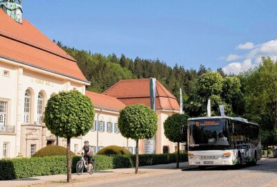 Mit Bus und Bahn geht's nach Bad Elster zur großen Feier! - Mit dem ÖPNV feiert es sich in Bad Elster am kommenden Wochenende am besten! Foto: Karsten Repert