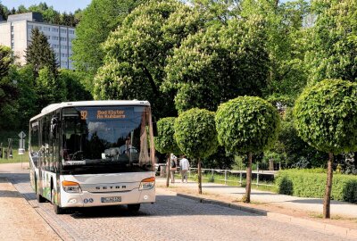 Mit Bus und Bahn geht's nach Bad Elster zur großen Feier! - Mit dem ÖPNV feiert es sich in Bad Elster am kommenden Wochenende am besten! Foto: Karsten Repert