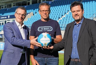 Mit dem CFC-Kombiticket stressfrei ins Stadion - VMS-Geschäftsführer Mathias Korda, CFC-Geschäftsführer Uwe Hildebrand und CVAG-Vorstand Jens Meiwald (v.l.) im Stadion - An der Gellertstraße. Foto: Chemnitzer FC / Ludwig