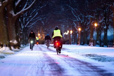 Mit dem Fahrrad wintertauglich unterwegs - Sattelfest durch den Winter: Für Radfahrer heißt das, ihre Fahrweise entsprechend der Witterung anzupassen und auch Bremsbeläge und Beleuchtung regelmäßig zu checken.