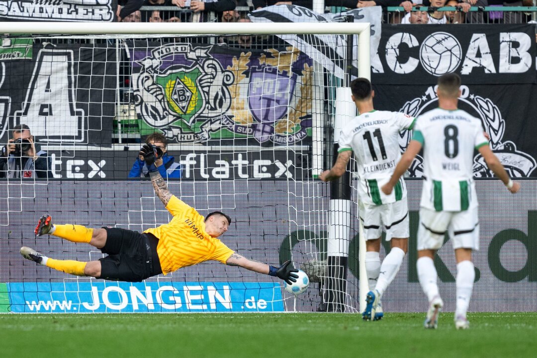 Mit DFB-Boost: Kleindienst verhindert Gladbach-Krise - Elfmetertor gegen den Trauzeugen: Tim Kleindienst (2. v. r) trifft gegen Kevin Müller.