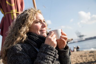 Mit diesen 10 Fakten wissen Kaffee-Freunde mehr - Was für ein Genuss: aromatischen Kaffee in der Sonne trinken.