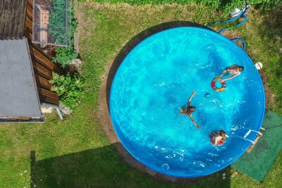 Mit diesen 3 Tipps wird der Gartenpool kindersicher - Damit der Pool für Kleinkinder nicht zur Gefahr wird, sollte er von vielen Orten im Garten aus gut sichtbar sein.