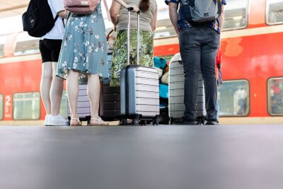 Mit diesen 5 Tipps werden Zugreisen günstiger und relaxter - Planung ist alles: Gerade Familien kalkulieren bei Zugreisen lieber mit ausreichend Zeitpuffer bei Umstiegen.