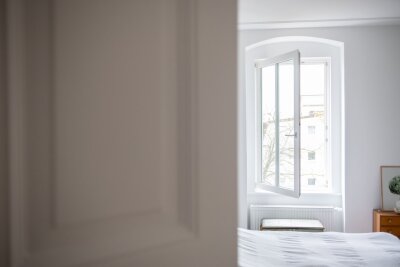 Mit diesen Tricks sparen Sie im Haushalt Energie - Fenster weit auf: Kurzes Stoßlüften ist im Winter besser als ein Fenster auf Kipp.