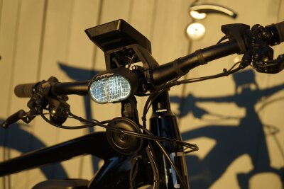 Mit E-Bike in der Schweiz: Auch am Tag aufs Licht achten - In der Schweiz gilt für E-Bikes eine Lichtpflicht, auch am Tag und auf allen öffentlichen Wegen. Bei Verstößen droht ein Bußgeld