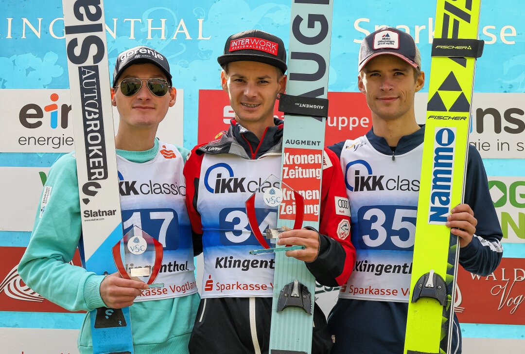 Mit Fettner, Eisenbichler, Prevc: Das war der Skisprung Continental Cup in Klingenthal - Das Podium von Sonntag, von links: Domen Prevc (SLO), Manuel Fettner (AUT), Fredrik Villumstad (NOR). Foto: Johannes Schmidt