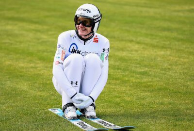 Mit Fettner, Eisenbichler, Prevc: Das war der Skisprung Continental Cup in Klingenthal - Domen Prevc (SLO) aufgenommen im Rahmen des Continental Cups in Klingenthal. Hier zu sehen mit einem breitem Grinsen nach seinem Sprung im 2. Durchgang. Foto: Johannes Schmidt