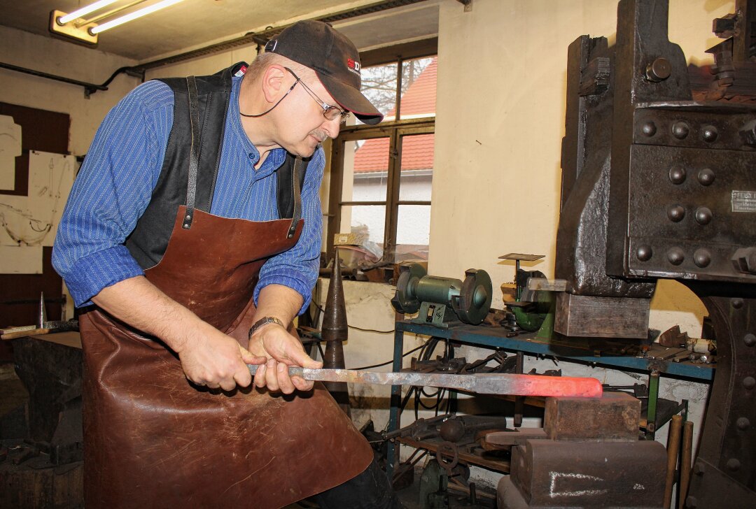 Mit Funkenflug und Feuerschein: Tag des offenen Handwerks in der Freiberger Region - Der Vorsitzende des Vorstandes des Freibergsdorfer Hammer e.V. beim Schmieden. Foto: Renate Fischer