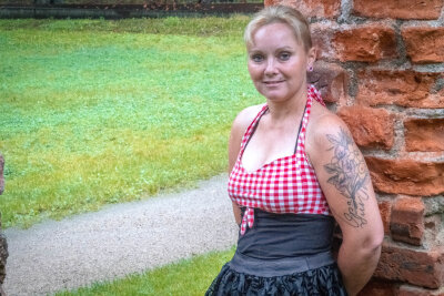 Mit Herz und Huf: Wie Fannys (41) Tattoos ihre Großeltern und Pferde verewigen - Mit ihrer bunten Haut erzählt sie eine ganz besondere Geschichte, die eng mit ihrem Leben, ihrer Familie und ihren Leidenschaften verbunden ist.