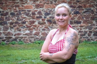 Mit Herz und Huf: Wie Fannys (41) Tattoos ihre Großeltern und Pferde verewigen - Die Wahl der altdeutschen Schrift spiegelt Fannys Vorliebe für diesen besonderen Stil wider.