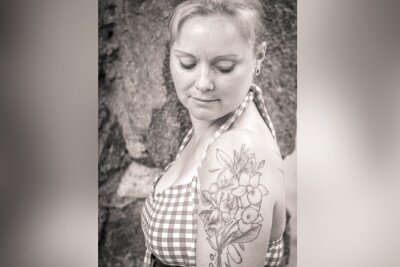 Mit Herz und Huf: Wie Fannys (41) Tattoos ihre Großeltern und Pferde verewigen - Trotz all der farbenfrohen und bedeutsamen Tattoos, bleibt auch der Schmerz nicht aus.