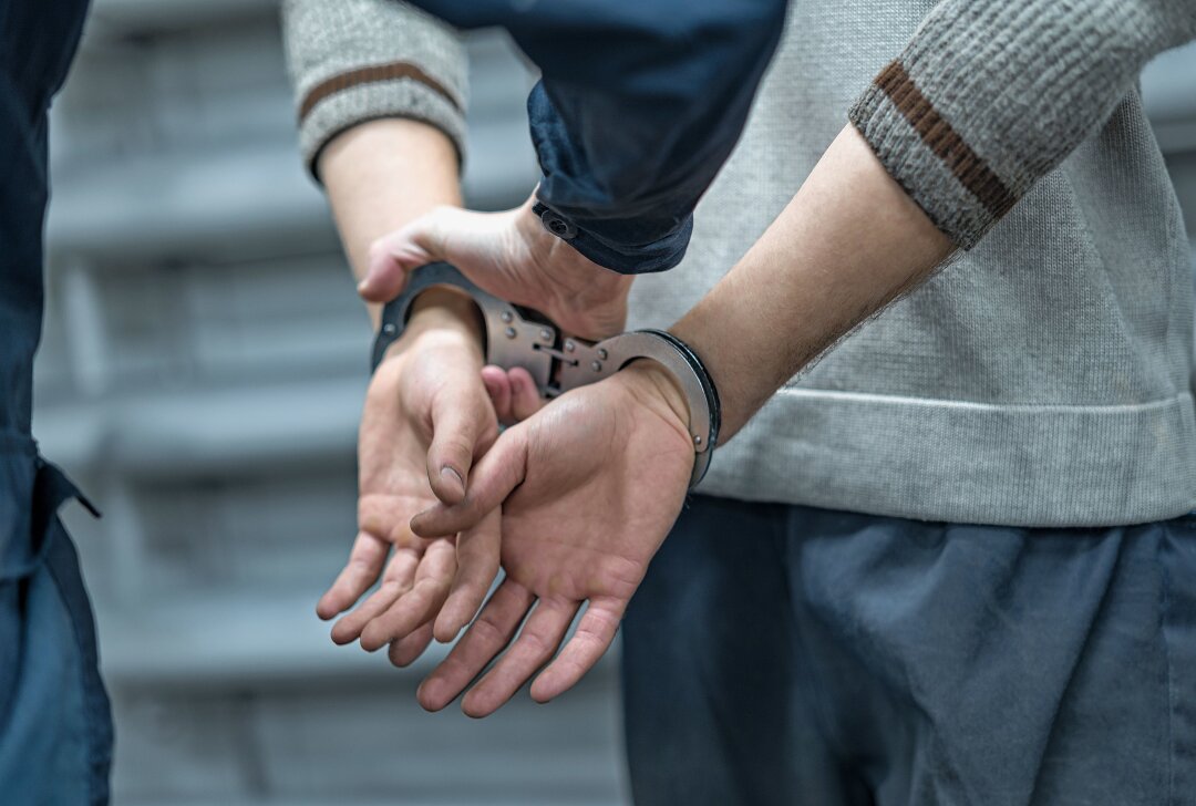 Mit Messer bewaffnet: Junger Mann überfällt Tankstelle auf der Leipziger Straße - Symbolbild. Foto: Adobe Stock