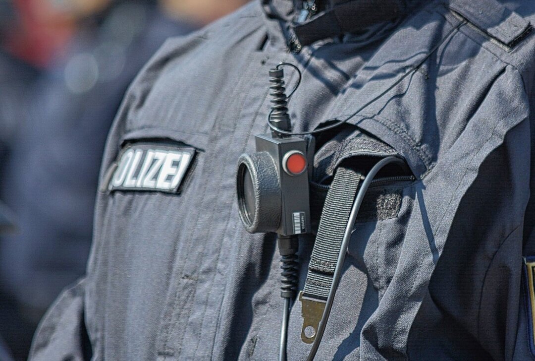 Mit Messer bewaffnet: Maskierter Mann bedroht nachts Polizisten in Stollberg - Symbolbild. Foto: Pixabay/fsHH