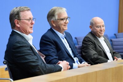 Mit "Mission Silberlocke" will Linke wieder in den Bundestag - In der Bundespressekonferenz zeigten sich die künftigen Direktkandidaten Bodo Ramelow, Dietmar Bartsch und Gregor Gysi recht siegesgewiss.