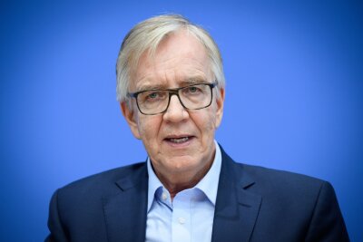 Mit "Mission Silberlocke" will Linke wieder in den Bundestag - Dietmar Bartsch hat seinen Rostocker Wahlkreis bisher nicht direkt gewonnen, rechnet sich aber diesmal Chancen aus.