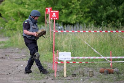 Mit Munition verseuchtes Land: Ukraine braucht Hilfe -  Meist müssen Felder Meter für Meter von Hand mit Metalldetektoren abgesucht werden. (Archivbild) 