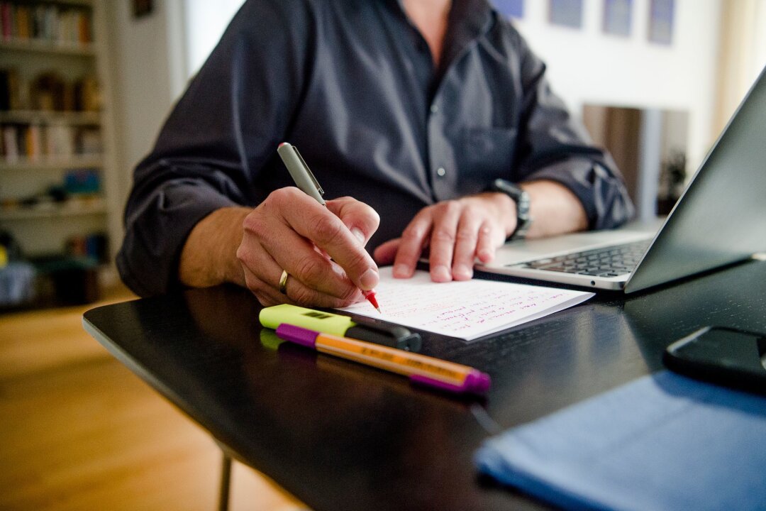 Mit wenig Geld: So wird Ihr Homeoffice rückenfreundlicher - Für einen rückenfreundlichen Arbeitsplatz daheim sind oft nur kleine Anpassungen nötig - sei es ein Kissen oder regelmäßige Positionswechsel.