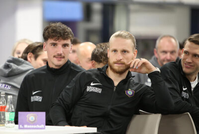 Mitgliederversammlung des FC Erzgebirge Aue: So lief die Abstimmung zu Tests gegen RB - Auch die erste Mannschaft nahm an der Mitgliederversammlung des FC Erzgebirge Aue teil. 