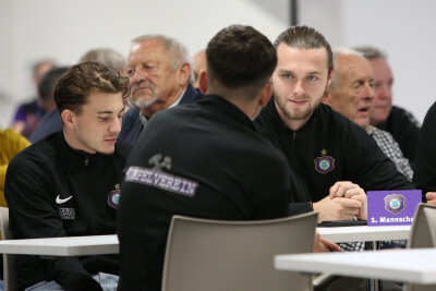 Mitgliederversammlung des FC Erzgebirge Aue: So lief die Abstimmung zu Tests gegen RB - Auch die erste Mannschaft nahm an der Mitgliederversammlung des FC Erzgebirge Aue teil. 